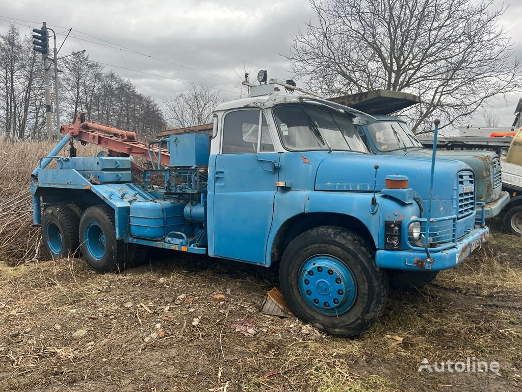 Tatra 148 tow truck